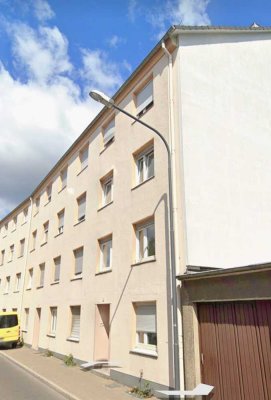 Kleine Wohnung mit Wohnzimmer, Küche, Diele und Badezimmer.