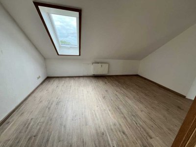 HELLE 4-RAUM-Dachgeschoss-WOHNUNG MIT NÄHE ZUM ARBEITGEBER AMAZON