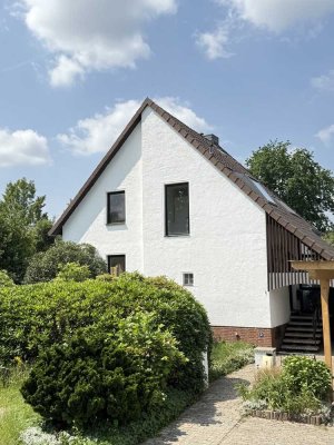 Großburgwedel: Exzellente Doppelhaushälfte mit Keller, Garten & Garage in Top Lage!