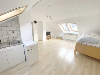 1,5-Zi-Dachgeschosswohnung mit EBK, Bad & sep. WC in Buch