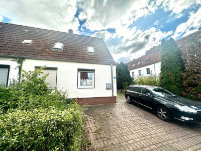 Charmante Doppelhaushälfte mit großem Grundstück und Nebengelass