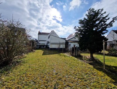 Dieburg: Zweifamilienhaus mit separater Wohnung, großem Garten und zwei Garagen