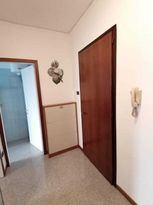 Stilvolle, modernisierte 2-Zimmer-Wohnung mit Balkon und EBK in Rostock