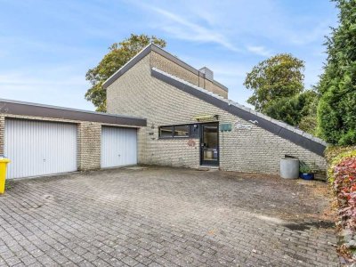 Einfamilienhaus in rückwärtiger Lage mit zwei Garagen in Bremerhaven