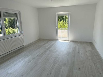 Erstbezug nach Sanierung mit EBK und Balkon: Ansprechende helle 3-Zi-Whg in Reutlingen
