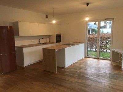 Helle 3-Zimmer-Wohnung mit 168 m² Privatgarten im Hinterhof - Alt-Hohenschönhausen