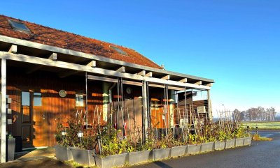 Galeriewohnung mit Kellerersatzraum und Autoabstellplatz am Stadtrand.