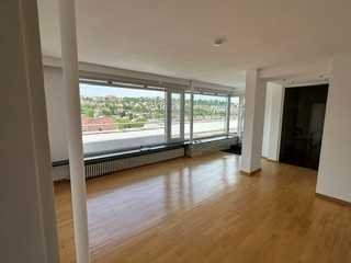 Schöne 3,5-Raum-Penthouse-Wohnung mit EBK und Balkon / Terrasse in Stuttgart