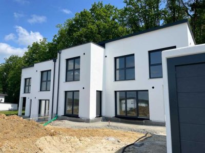 Moderne Neubau-Doppelhaushälfte mit Garage & Aussenstellplatz in herrlicher Lage - Energielevel: A+