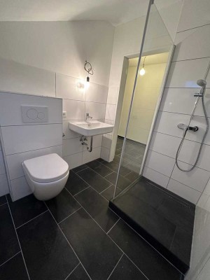 Schöne, frisch sanierte Eigentumswohnung im Dachgeschoss 2 zimmer!