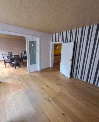 Gepflegtes EFH mit Einliegerwohnung. 2 Garagen. Viel Nebengelass