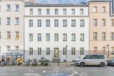 Denkmalschutz: Charmante 1,5-Zimmer-Wohnung mit Balkon in Top-Lage von Berlin-Mitte