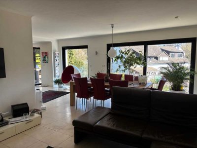 Freistehendes Wohnhaus Bj. 1978,  1 Wohnung mit 208 m² Wfl. + 2.  Wohn. mit 196 m² (z.Z.  Praxis)