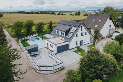 Modernes Einfamilienhaus mit Außenpool in idyllischer Ortsrandlage