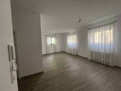 Heidingsfeld. Charmante und helle 2-Zimmer-Wohnung mit guter Aufteilung. Erstbezug nach Sanierung.