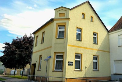 Großes Zweifamilienhaus mit kleinem Garten, Pool und Garage