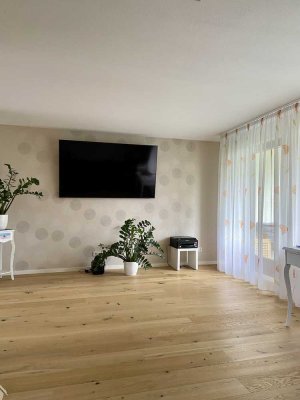 Großzügige  Wohnung mit dreieinhalb Zimmern, Balkon, Einzelgarage und EBK in Bietigheim-Bissingen