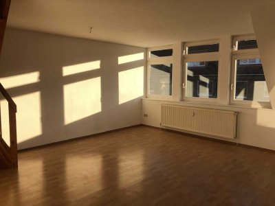 Helle 4-Zimmer-Maisonette-Wohnung mit Balkon und EBK in Hamburg