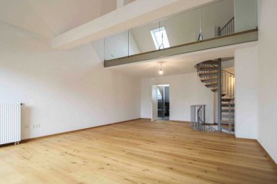 *Bezugsfrei* Moderne Maisonette-Wohnung mit EBK, Galerie und Stellplatz - frisch saniert