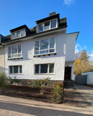 Repräsentatives Einfamilienhaus mit Garten und 4 Stellplätzen – als MGH oder mit Büroeinheit nutzbar