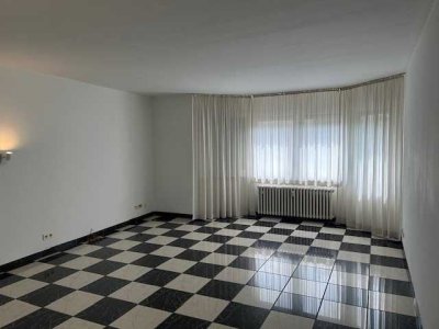Attraktive 2,5 Zimmer-Wohnung mit großer Terrasse und Tiefgaragenplatz im Herzen von Dinslaken