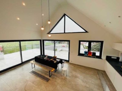 Etwas Besonderes : Erstbezug:  Moderne Galerie- Wohnung mit EBK, großer Terrasse und toller Aussicht