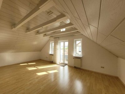 Gepflegte Single 2-Zimmer-Dachgeschosswohnung mit Einbauküche in Regensburg/Oberisling