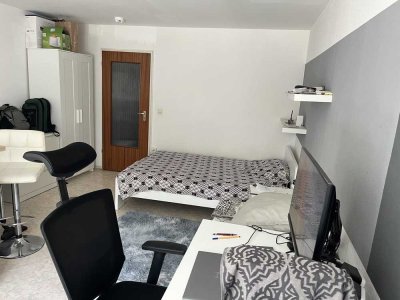 Geschmackvolle voll möblierte 1-Zimmer-Erdgeschosswohnung mit Balkon und Einbauküche in München-Pasi