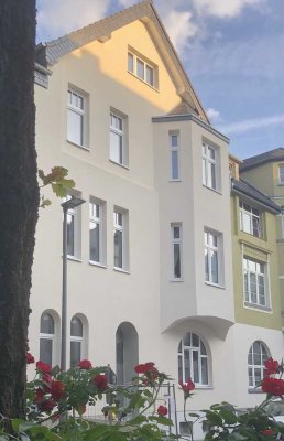 Energetisch sanierter Altbau: Helle, großzügige, ruhige 3-Zimmer-Wohnung mit Balkon
