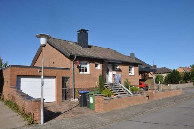 Bungalow mit Vollkeller, 2 x Garage, Großcarport und Klimaanlage in Peine-Woltorf