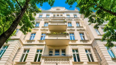 139 m² BERLINER ALTBAUPERLE  •  4 ZIMMER   • STUCK  •   BALKON   •  AUFZUG  •  NAHE KURFÜRSTENDAMM