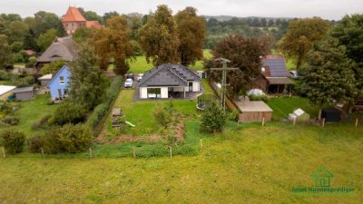Modernes effizientes Einfamilienhaus mit Garten