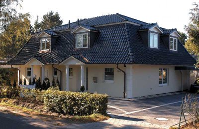 **Hausprojekt: Elegante Doppelhaushälfte auf idyllischem Grundstück**