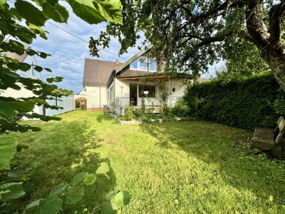 EIN TRAUM FÜR GARTENLIEBHABER! GRÖßZÜGIGES 1-2 FM-HAUS IN RUHIGER U. FAMILIENFREUNDLICHER WOHNLAGE