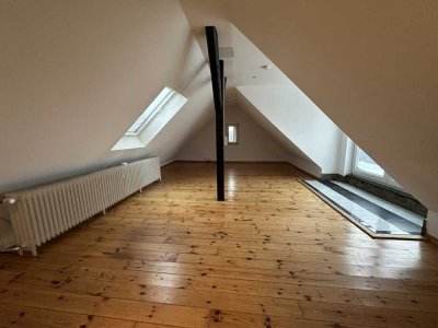 große Dachgeschoss-Wohnung mit Balkon