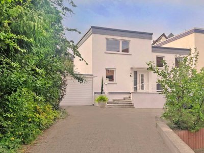 FRANKFURT-SECKBACH: HIDEAWAY   * Erstbezug nach Sanierung *    1 FH mit 2 Terrassen, Garten & Garage