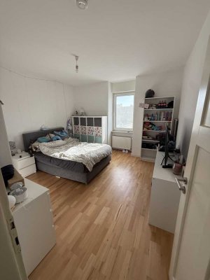 Geschmackvolle 3-Zimmer-Wohnung mit Balkon und EBK in Frankfurt am Main