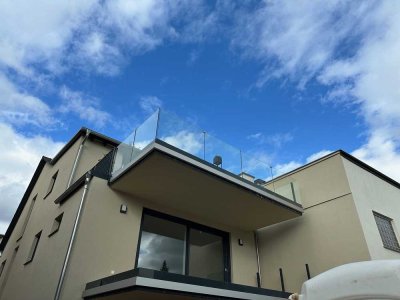 Dachgeschosswohnung mit riesiger Terrasse & Einbauküche