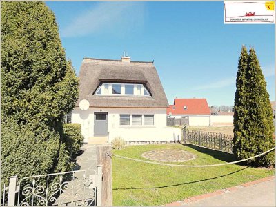 Wunderbar sonnig, großzügig geschnitten, das Meer um's Eck: bezaubernde Perle unter Reet!