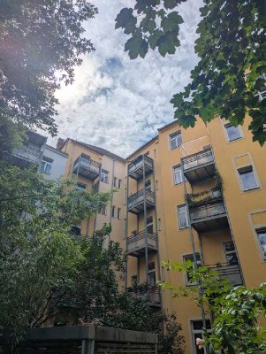 Altbau in Johannstadt: geräumige 2-Zi.-Wohnung mit Gäste WC und 2 Balkonen