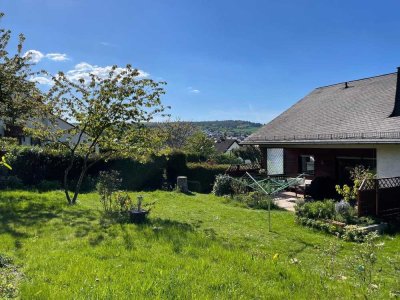 Charmante Hochparterre-Wohnung - 4 Zi. mit Garten, EBK und Garage