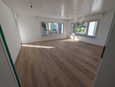 Komplett renovierte OG Wohnung mit Wintergarten, großer Terasse, Balkon, Keller und Garage