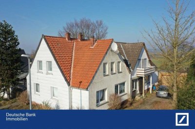 Ländliches Wohnen mit Weitblick: Großes Einfamilienhaus mit zwei Wohneinheiten und Gartenparadies