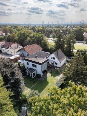 ++ Großes Grundstück mit zwei sanierungsbedürftigen Häusern und Garage auf großem Grund ++