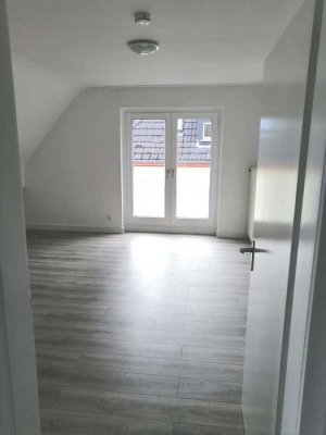 Gemütliche Dachgeschosswohnung mit Fenster Bodenbündig