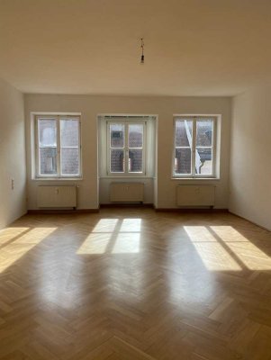 100m2 – Schöne, lichtdurchflutete Altbauwohnung in zentraler Lage