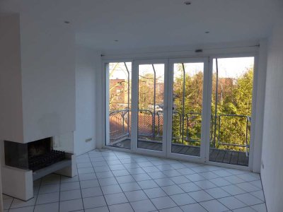 ungewöhnliche, lichtdurchflutete, 2-Zimmer Dachwohnung, Kamin, zwei Balkone, Bad ren., Stellplatz