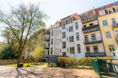 Tolle Mansardwohnung am "Nürnberger Ei". Schicker Altbau mit Balkon, Aufzug, Parkett, etc.