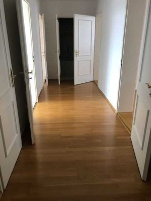 Schöne 2 Zimmerwohnung mit Parkett, Balkon , Wanne und Dusche in beliebter Lage!