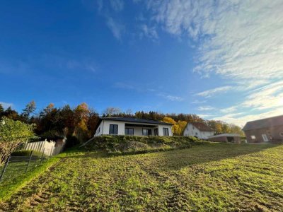 Exklusiv und hochwertig! Bungalow auf großem Grundstück mit Weitblick in Bad Gandersheim